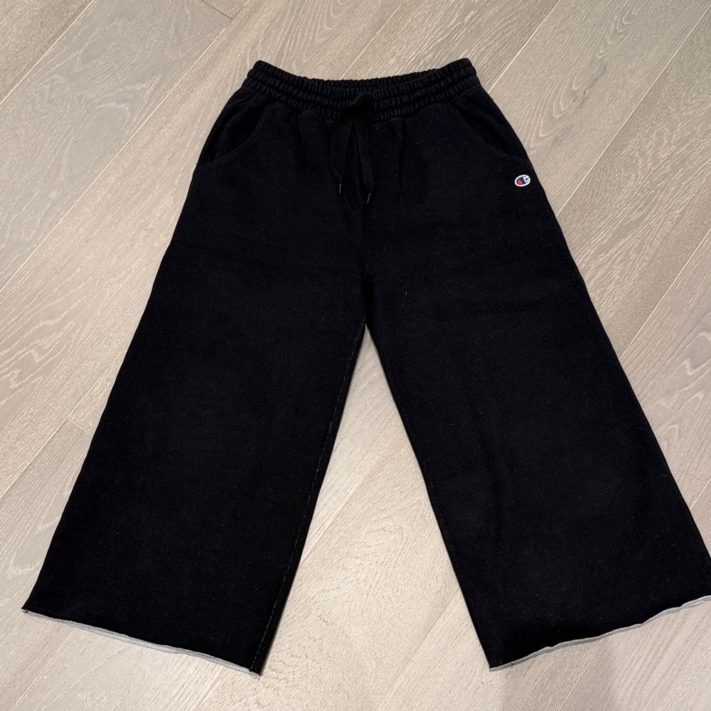 Black Wide-Leg cropped Pants